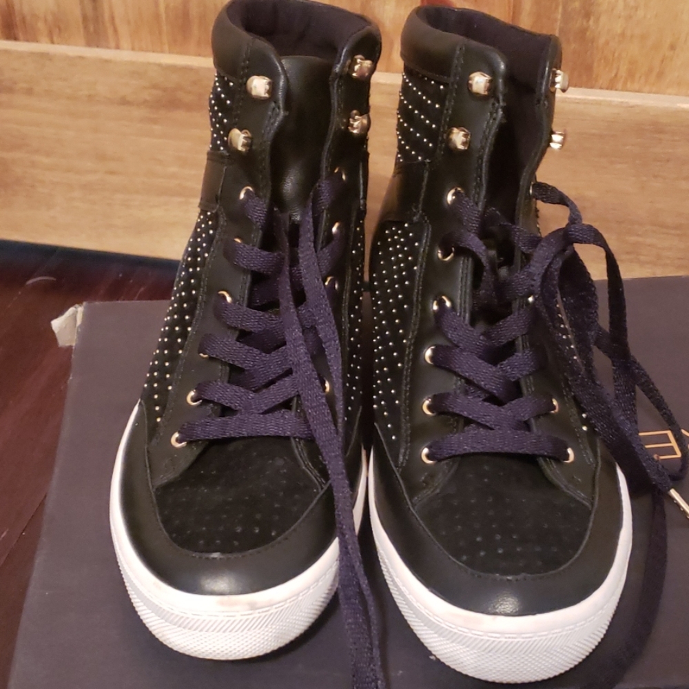 Sneakers - Picture 3 of 6
